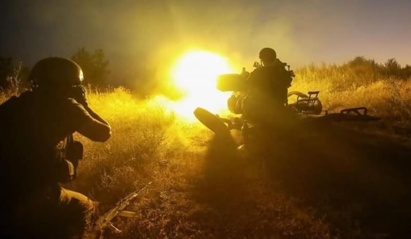 烏克蘭國防部29日發布武裝部隊動態，指部隊人員以砲火攻擊位於諾維部（Novopavlivka）的俄軍，此處距赫松約119公里。（圖取自facebook.com/MinistryofDefence.UA）