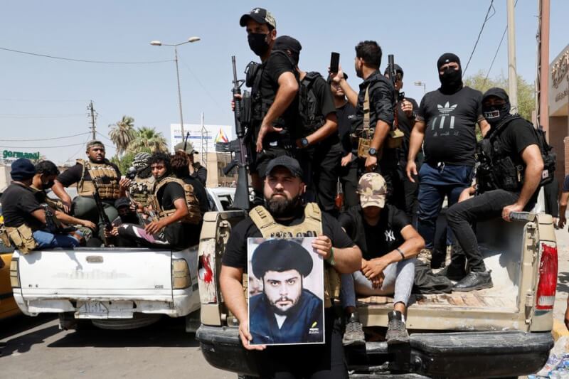 伊拉克什葉派教士薩德的支持者30日撤離巴格達「綠區」的衝突現場。（路透社）