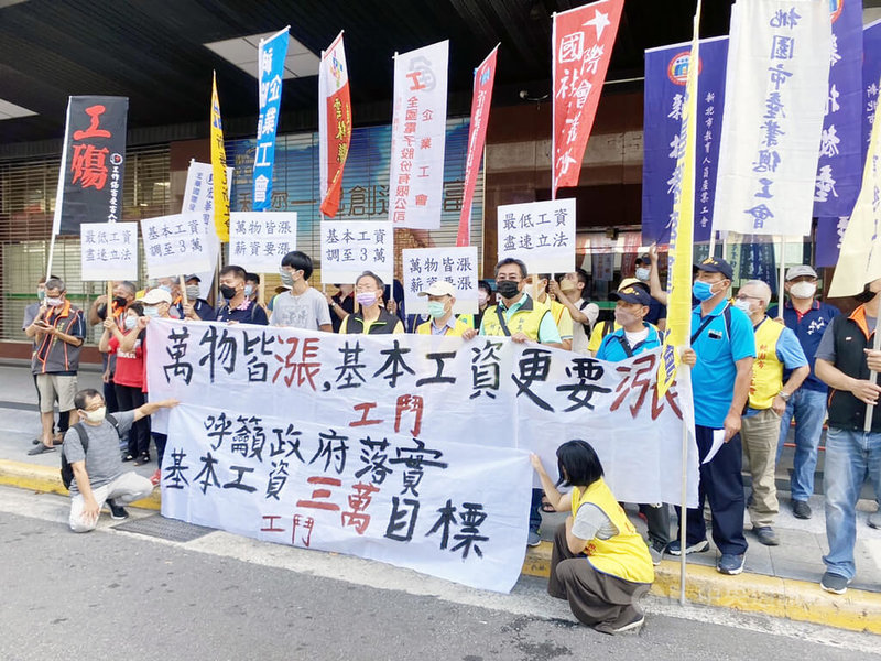 基本工資審議委員會將在9月1日登場,勞工團體工鬥31日到勞動部前舉行記者會,高喊「勞動部硬起來」,要求基本工資月薪應該調至新台幣2萬8000元以上、在總統蔡英文任內達成基本工資3萬元的目標。中央社記者吳欣紜攝 111年8月31日