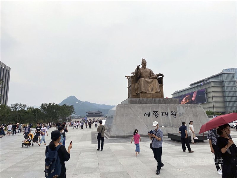 韓國防疫當局宣布，9月3日起解除入境前須接受PCR採檢規定。圖為首爾市地標之一的光化門廣場8月6日重新開放。（中央社檔案照片）