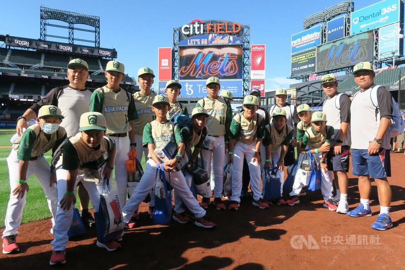 台北市福林國小少棒隊勇奪第75屆世界少棒聯盟世界少棒錦標賽季軍,30日造訪美國職棒大聯盟紐約大都會主場花旗球場,之後將返台。中央社記者尹俊傑紐約攝 111年8月31日