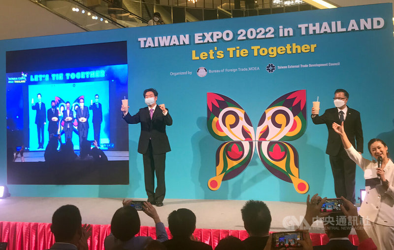 中華民國對外貿易發展協會主辦的2022泰國台灣形象展，31日在曼谷市區的百貨公司開幕，透過台北和曼谷連線方式，同步舉辦開幕典禮。中央社記者呂欣憓曼谷攝  111年8月31日