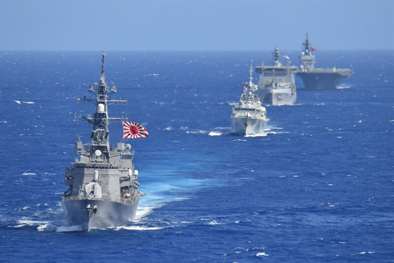 日本政府新年度整體防衛預算可能上看6兆多日圓。圖為日本海上自衛隊8月9日參與聯合軍演。（圖取自twitter.com/JMSDF_PAO）