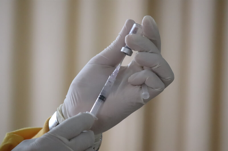 巴西使用嵌合蛋白SpiN研發的一種COVID-19新疫苗可能在今年內開始進行人體實驗。（示意圖／圖取自Unsplash圖庫）