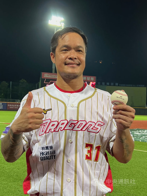 中華職棒味全龍隊老將林智勝31日在天母主場面對樂天桃猿隊開轟,敲出3分砲,本季第9轟出爐,也是個人生涯第298轟,率隊逆轉戰局,不過6局結束因雨裁定兩隊4比4握手言和,林智勝則獲選單場MVP。中央社記者黃巧雯攝 111年8月31日