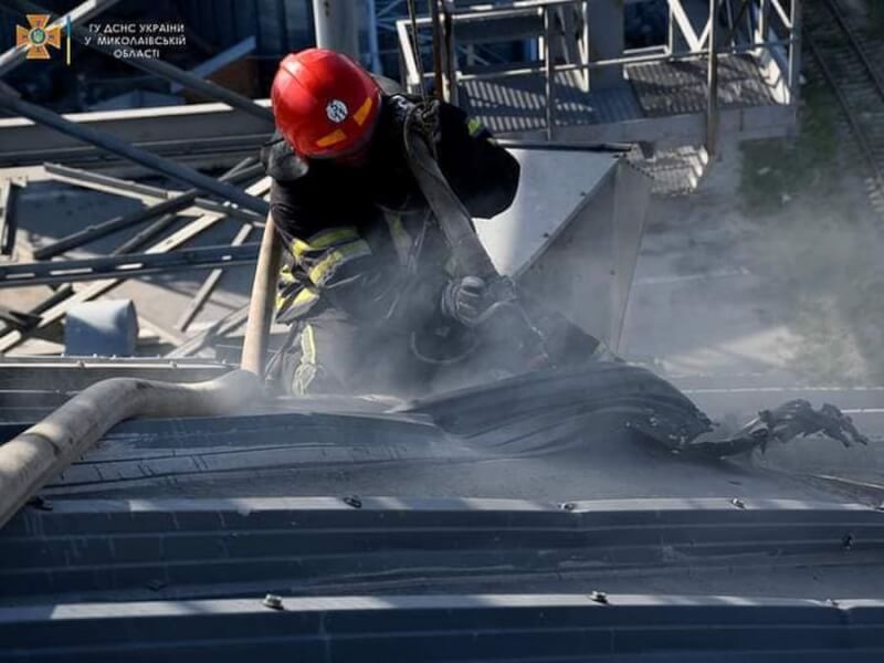 烏克蘭第2大港口尼古拉耶夫的糧倉30日遭俄軍砲擊，直到31日火勢仍燒不停。（圖取自facebook.com/MNS.GOV.UA）