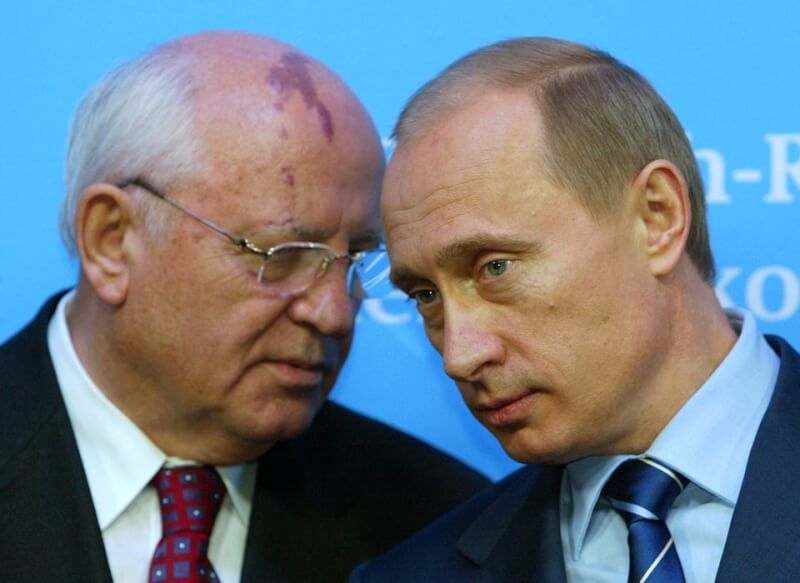 前蘇聯改革派領袖戈巴契夫（左）逝世3日舉行喪禮，俄羅斯總統蒲亭（右）不會出席。圖為2004年俄羅斯與德國舉行雙邊會談後，戈巴契夫與蒲亭交換意見。（路透社）