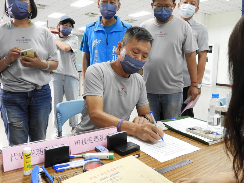 國民黨竹北市長參選人林為洲（前中）1日完成參選登記，他表示，未來將透過更多元管道聆聽在地民眾聲音，提出最適切政策並展現行動力。（林為洲團隊提供）中央社記者郭宣彣傳真  111年9月1日