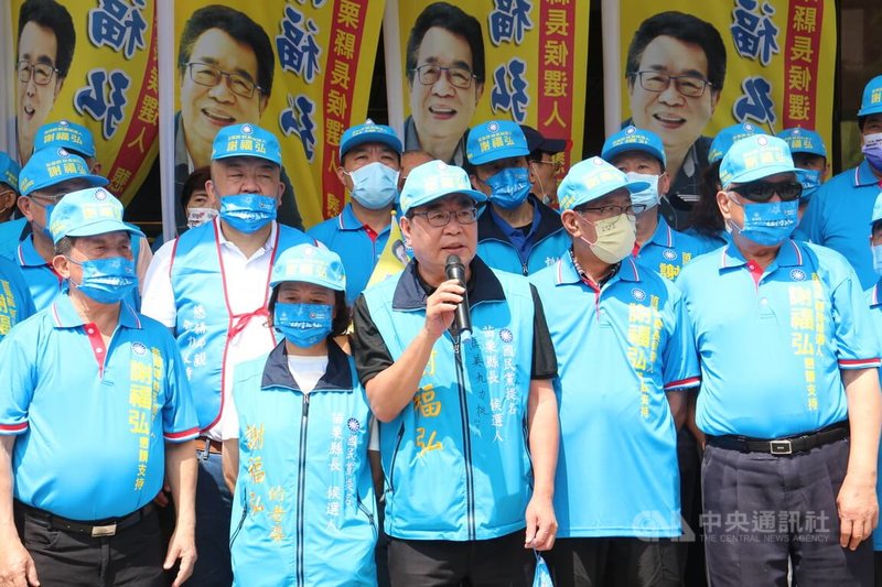 國民黨苗栗縣長參選人謝福弘（前右3）1日辦理登記參選，他表示若主政縣府，會以勤政、清廉、愛民為最大目標，並推動10大幸福建設計畫。中央社記者管瑞平攝  111年9月1日