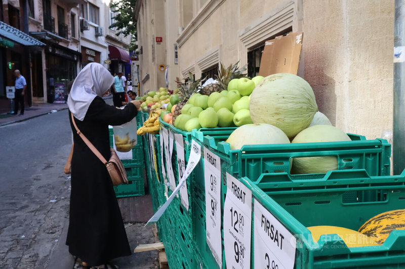 土耳其通膨持續惡化，雖然政府今年兩度提高基本工資，卻同時調漲天然氣、電費及汽油等，民眾生活雪上加霜。圖為伊斯坦堡歐洲區一名婦女在購買蔬果。中央社記者鍾佑貞伊斯坦堡攝  111年9月1日