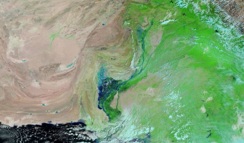 NASA衛星圖像顯示，巴基斯坦洪災使得印度河暴漲，在南部信德省形成一個100公里寬的巨大內陸湖泊。（圖取自NASA MODIS網頁modis.gsfc.nasa.gov）