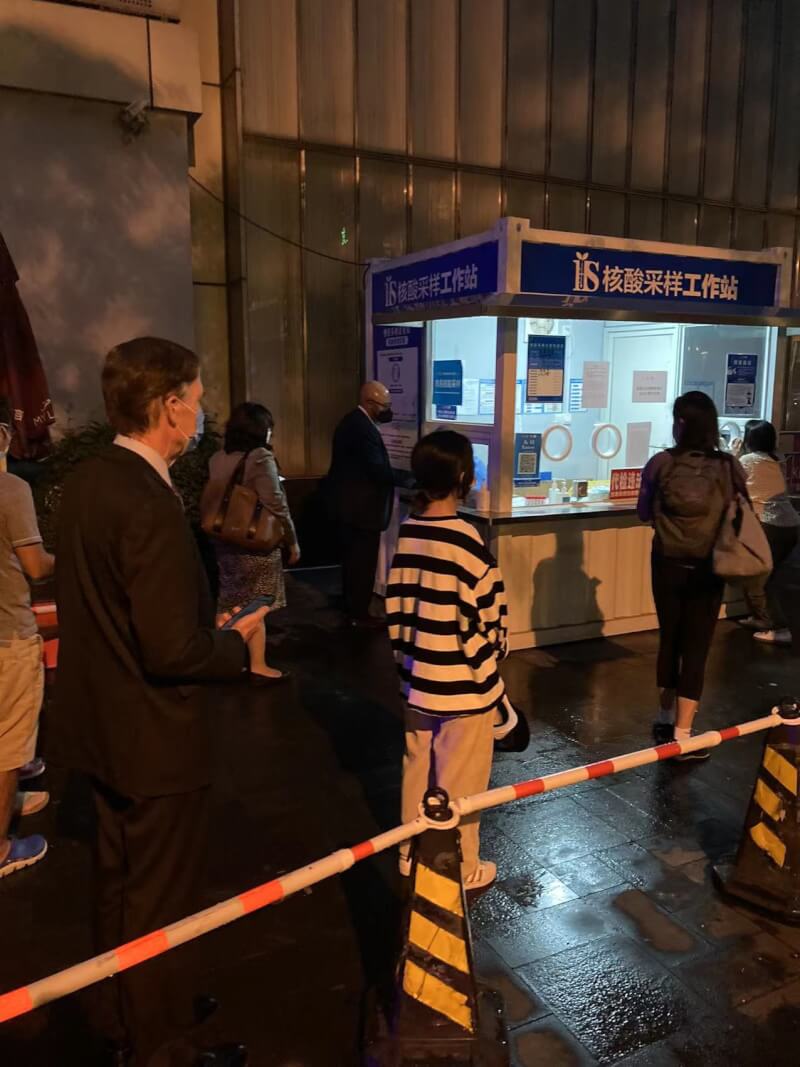 美國駐中大使勃恩斯（前左1）1日發布一張他在上海排隊做核酸檢測的照片，引發瘋傳熱議。（圖取自twitter.com/USAmbChina）