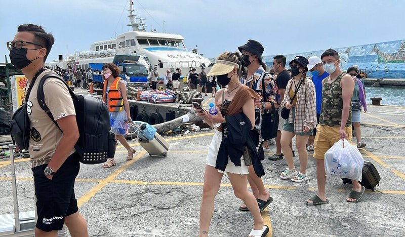 受颱風軒嵐諾外圍環流影響,台東往返蘭嶼、綠島船班1日下午取消,上午合計9航班疏運逾千名遊客返回台東富岡港;另外2離島增補物資。中央社記者盧太城台東攝 111年9月1日