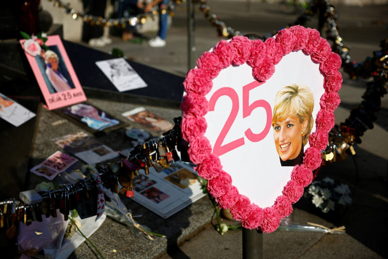 英國黛安娜王妃逝世25週年紀念日，悼念者聚集在她當年發生車禍喪生的地點獻上鮮花，並留下卡片。（路透社）