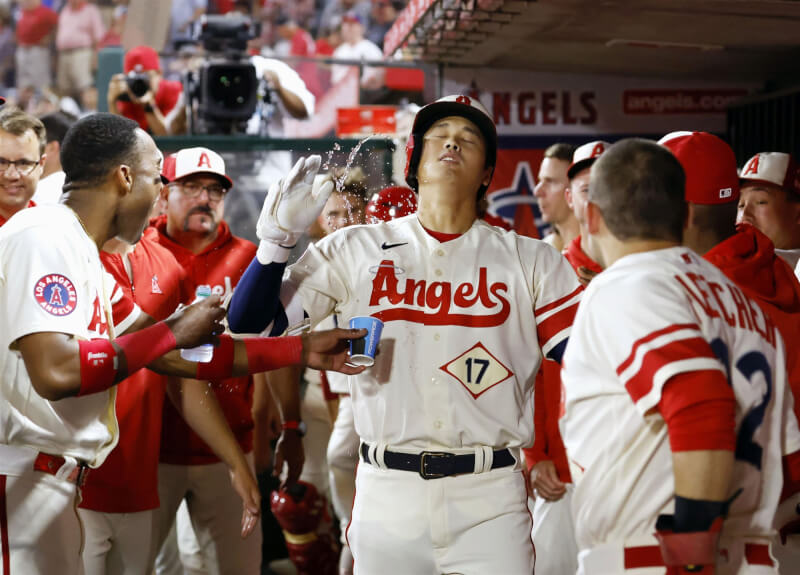 MLB天使隊日籍好手大谷翔平（中）在美國時間8月31日敲出個人本季第30支全壘打，隊友興奮地往他身上灑水慶祝。（共同社）