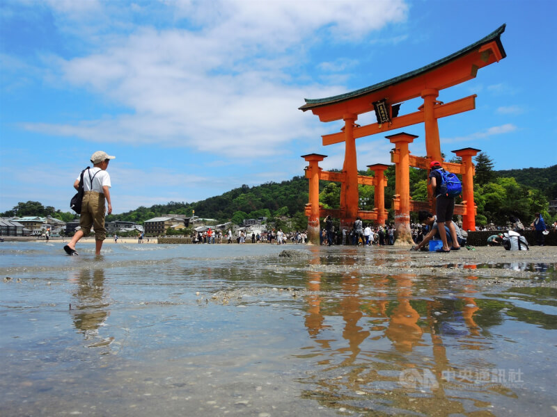 以世界遺產「嚴島神社」聞名的日本宮島，將從2023年10月1日起向登島遊客開徵每人100日圓的「宮島訪問稅」。（中央社檔案照片）