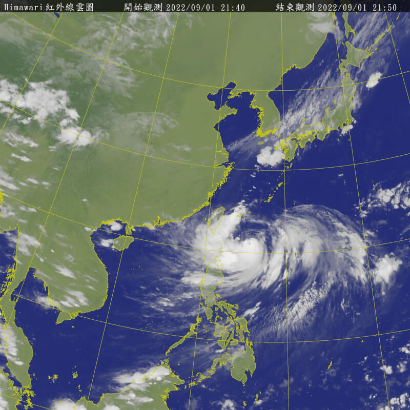 中央氣象局表示，預估最快2日清晨至上午會發布強颱軒嵐諾的海上颱風警報。圖為1日晚間9時50分衛星雲圖。（圖取自氣象局網頁cwb.gov.tw）