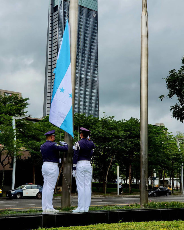 宏都拉斯軍方人員與宏國駐台使館1日在北市府廣場舉辦升旗典禮。（宏國駐台大使館提供）中央社記者黃雅詩傳真  111年9月1日