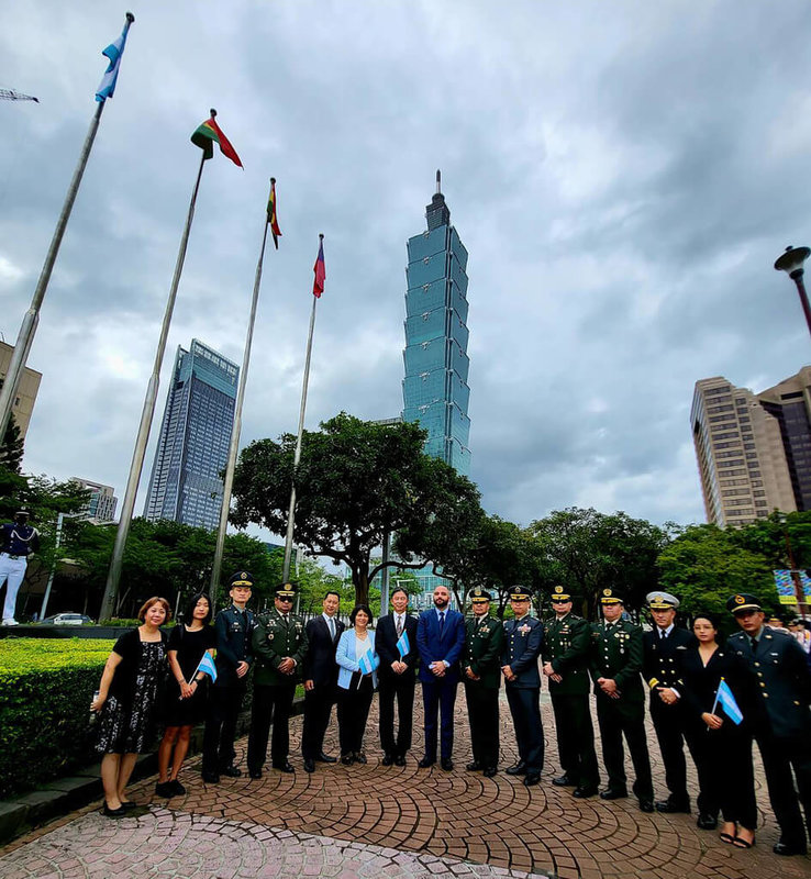 宏都拉斯駐台大使布羅德（左8）1日與宏國軍方人員在台北市廣場舉辦升旗典禮，慶祝宏都拉斯國旗日。（宏國駐台大使館提供）中央社記者黃雅詩傳真  111年9月1日