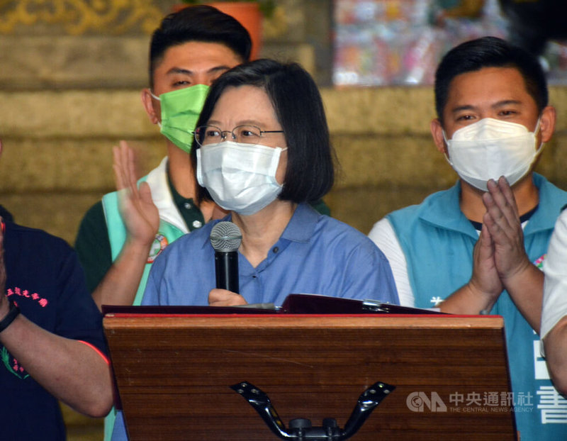 身兼民進黨主席的總統蔡英文（前）1日晚間走訪新北市土城區五穀先帝廟，向神農大帝祈福，她在致詞時表示，此行不是拜廟、不是走攤，是「總統向人民報告」，也盼年底選舉要選對人選，才能中央與地方合作。中央社記者黃旭昇新北市攝  111年9月1日