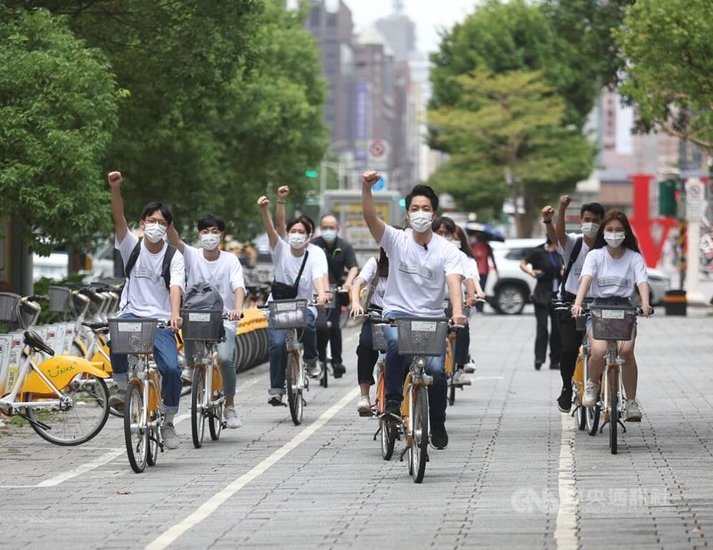 國民黨台北市長參選人蔣萬安（前中）1日邀請12名年輕朋友騎自行車赴台北市選舉委員會，完成台北市長參選登記。中央社記者張新偉攝 111年9月1日