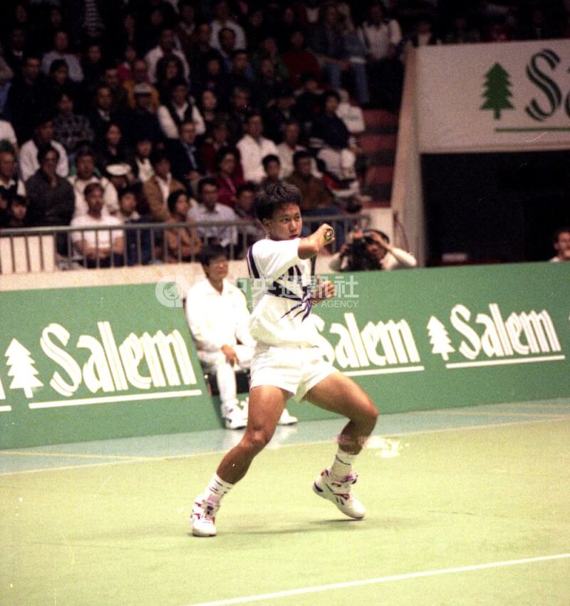 ESPN將為華裔網球名將張德培（前）拍攝紀錄片。圖為張德培1992年在台北出戰德國好手史提克。
