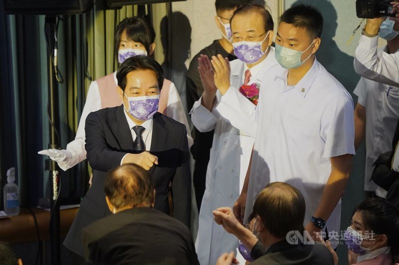 副總統賴清德（前左）2日上午前往新光醫院，參加30週年院慶大會，進場時向與會來賓致意。中央社記者徐肇昌攝  111年9月2日