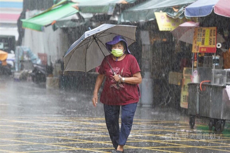 颱風軒嵐諾逼近台灣，預計颱風暴風圈有擴大的趨勢。圖為台北市北投區民眾撐傘遮擋雨勢。中央社記者徐肇昌攝 111年9月2日