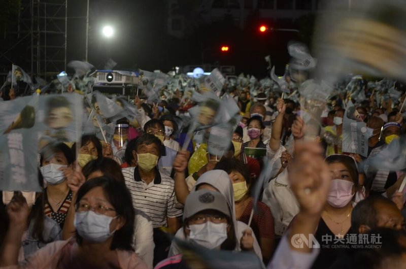 民進黨雲林縣長參選人劉建國2日晚間舉辦競選總部成立大會，許多民眾到場支持，在風雨中力挺劉建國。中央社記者蔡智明攝  111年9月2日