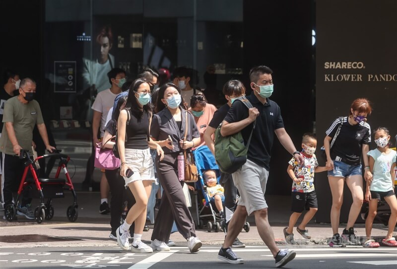 國內2日新增3萬3483例COVID-19本土病例。圖為午後台北西門町商圈人潮。（中央社檔案照片）