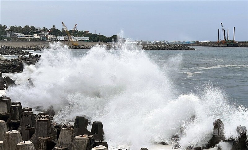 中央氣象局2日上午發布海上颱風警報。圖為台東沿海風浪增強。中央社記者盧太城台東攝 111年9月2日