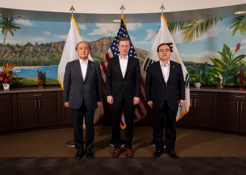 美國國家安全顧問蘇利文（中）1日與日本國家安全保障局長秋葉剛男（左）、南韓國家安保室長金聖翰（右）舉行三邊會談。（圖取自twitter.com/jakesullivan46）