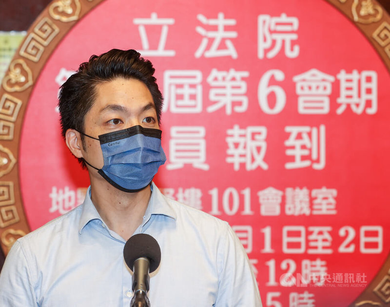 立法院第10屆第6會期開始報到，國民黨台北市長參選人、立委蔣萬安2日上午前往立法院報到，並接受媒體訪問。中央社記者鄭清元攝  111年9月2日