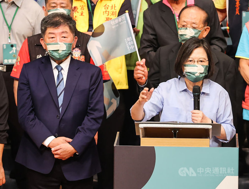 民進黨台北市長參選人陳時中（前左）的宗教界後援會3日舉行成立大會，身兼民進黨主席的總統蔡英文（前右）出席表示，陳時中是表現傑出的防疫指揮官，一定也會是最好的市政指揮官。中央社記者鄭清元攝  111年9月3日