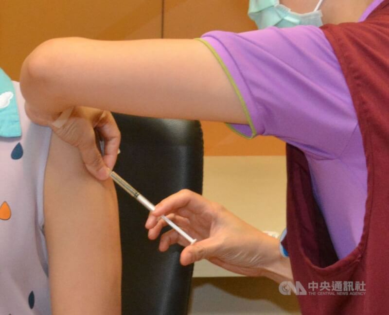 衛福部疾管署3日公布近3年來國內首例麻疹本土病例，為北部20多歲女性。圖為民眾接種MMR疫苗。（中央社檔案照片）