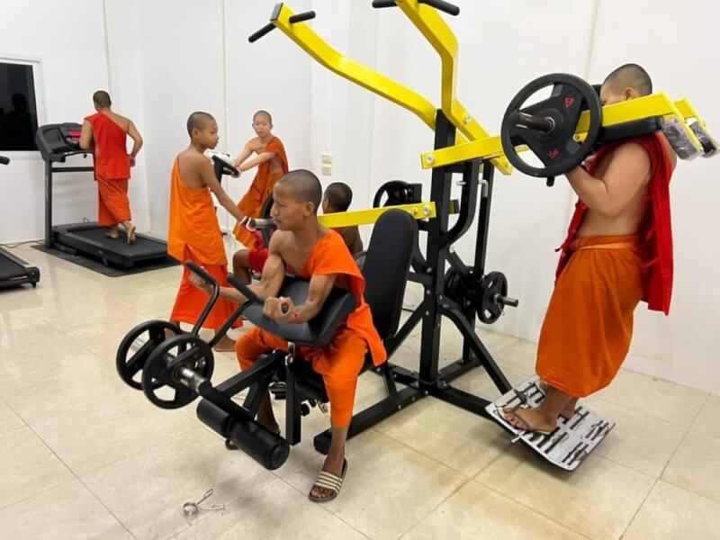 泰國清萊府一座寺廟邀健身教練指導僧侶使用健身器材，引發網友兩極意見。（圖取自佛教新聞臉書facebook.com）