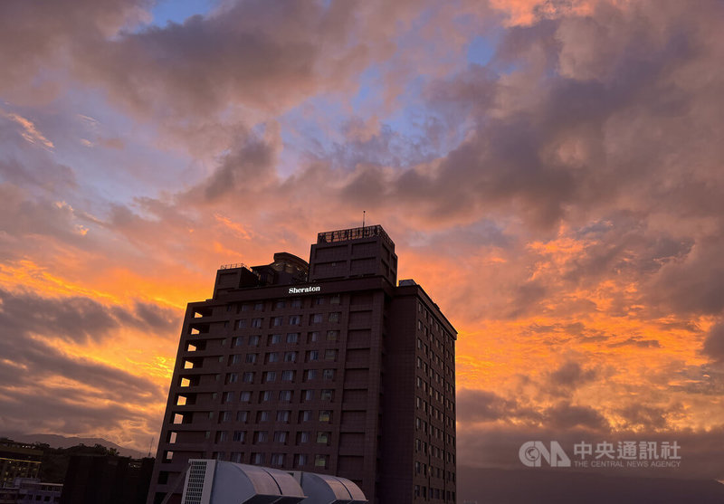 颱風軒嵐諾接近台灣，3日傍晚台東地區一度出現火燒雲景象，天際一片橘紅。中央氣象局表示，火燒雲會出現在太陽剛升起或快下山時，因角度較低，紅色光線較易折射，折射到雲層時就會造成火燒雲。中央社記者盧太城台東攝  111年9月3日