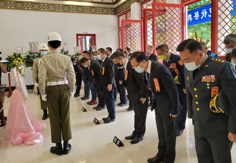 新北市忠烈祠秋祭典禮3日在淡水區舉行，新北市府團隊到場追思烈義士英靈，一同鞠躬致意，緬懷拋頭顱、灑熱血的國軍。（新北市民政局提供）中央社記者黃旭昇新北市傳真  111年9月3日