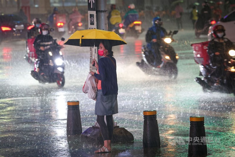 中央氣象局表示，颱風軒嵐諾暴風圈緩慢移動，降雨一直到4日上半天都會比較明顯，下半天後才會趨緩。圖為台北西門町商圈晚間出現較大雨勢。中央社記者王騰毅攝　111年9月3日
