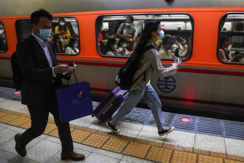 圖為2020年9月台北車站台鐵月台中秋連假返鄉旅客拉著行李準備趕車。（中央社檔案照片）