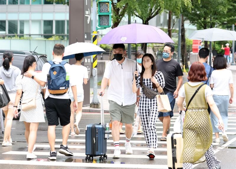 圖為台北信義區民眾戴口罩撐傘外出。中央社記者張新偉攝　111年9月3日