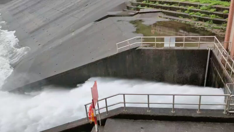 受到颱風軒嵐諾影響，石門水庫蓄水率由74.5%上升至87.2%，下午進行調節性放水。（北水局提供）中央社記者葉臻傳真 111年9月3日