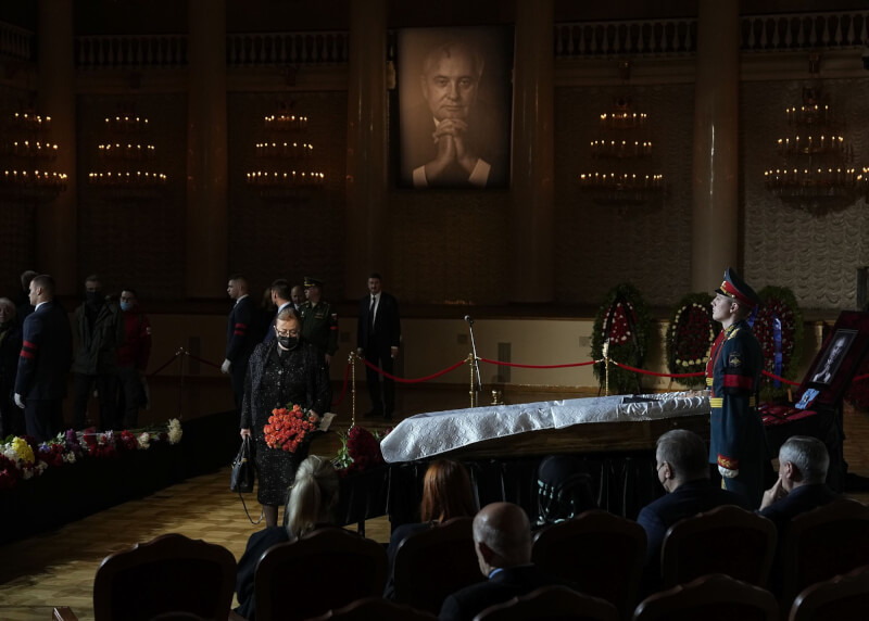 蘇聯末代領導人戈巴契夫的告別式3日在工會大廈宏偉的圓柱大廳舉行，覆蓋俄羅斯國旗的棺木被抬進有水晶吊燈華麗裝飾的圓柱大廳，戈巴契夫的遺體擺放在開啟的靈柩內。（美聯社）