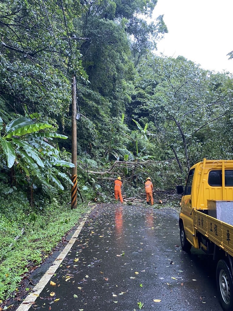 台電新竹區營業處指出，3日下午因山區風雨導致發生高壓斷線供電線路事故，造成新竹縣尖石鄉錦屏村、義興村及秀巒村等一帶停電。台電表示，經即時轉供恢復部分用戶供電，目前持續搶修中。（台電提供）中央社記者魯鋼駿傳真 111年9月3日