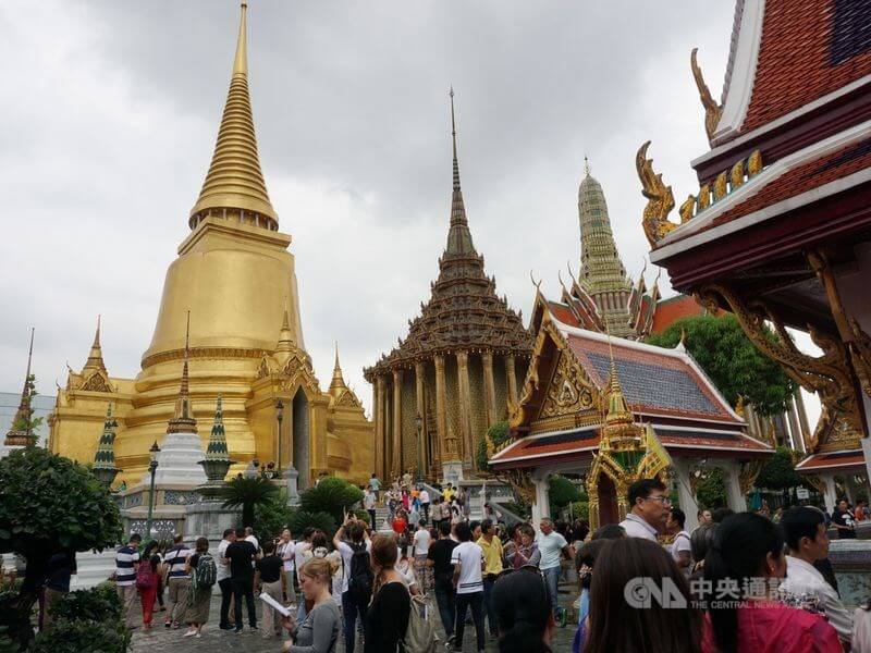泰國政府提出長期居留簽證的新計畫，希望吸引有錢和有專業技術的外籍人士定居泰國。圖為泰國大皇宮（玉佛寺）一隅。（中央社檔案照片）