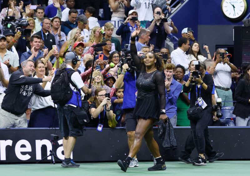 美國網球名將小威廉絲（前）2日在美國公開賽第3輪輸給澳洲女將托米揚諾維奇，揮手向觀眾致意。（路透社）