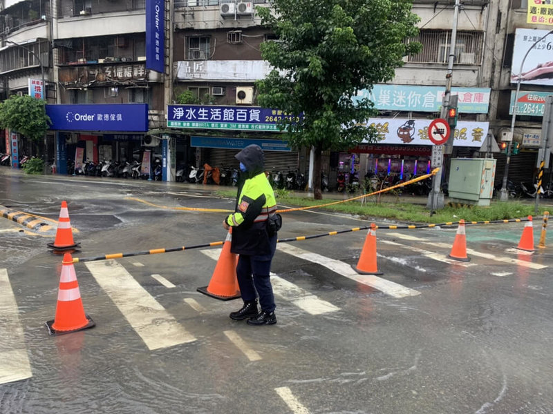 新北市政府警察局汐止分局4日上午接獲報案指出，汐止大同路與中興路口路面隆起、自來水管爆裂，大量水從路面湧出。（民眾提供）中央社記者高華謙傳真  111年9月4日