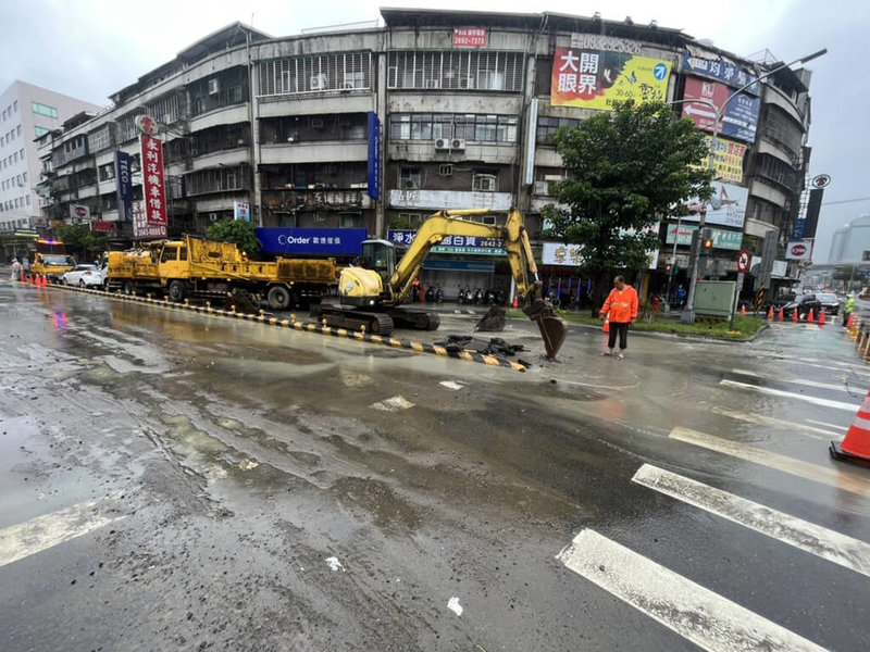 新北市汐止區4日發生自來水管破裂，大量水從路面湧出，中興路往康寧街方向交通受阻，自來水公司派員趕往現場搶修。（民眾提供）中央社記者高華謙傳真  111年9月4日