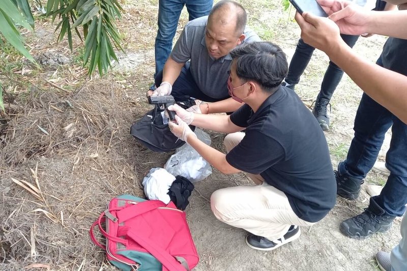 桃園市1日發生行刑式槍擊命案，主嫌蘇男疑槍殺2男後變裝逃逸，警方4日晚間在國道3號雲林古坑段逮人，警方表示，逮捕時未在蘇男身上及車上尋獲槍彈，警方後續尋獲疑為蘇男丟棄1槍1彈及隨身衣物，相關證物正送鑑識中。（翻攝照片）中央社記者吳睿騏桃園傳真  111年9月4日