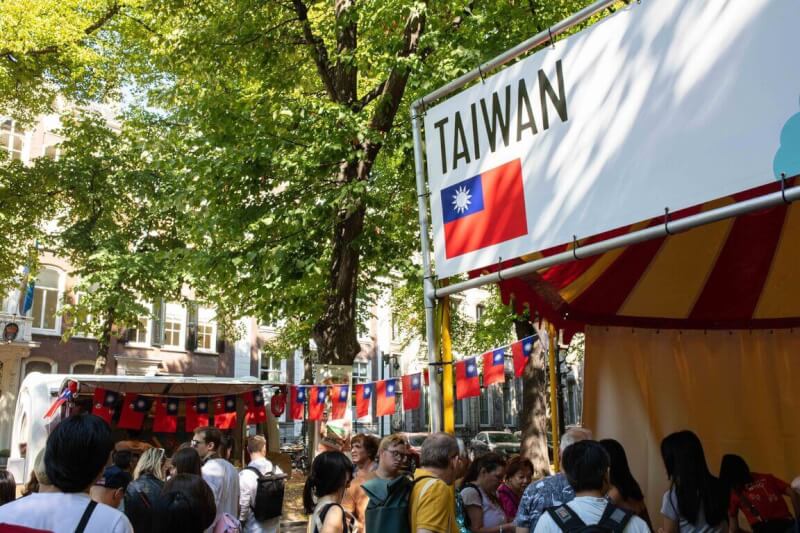 年度文化盛事海牙市使館節9月初舉行，台灣美食餐車吸引大批排隊人潮。（駐荷蘭代表處提供）中央社 111年9月4日